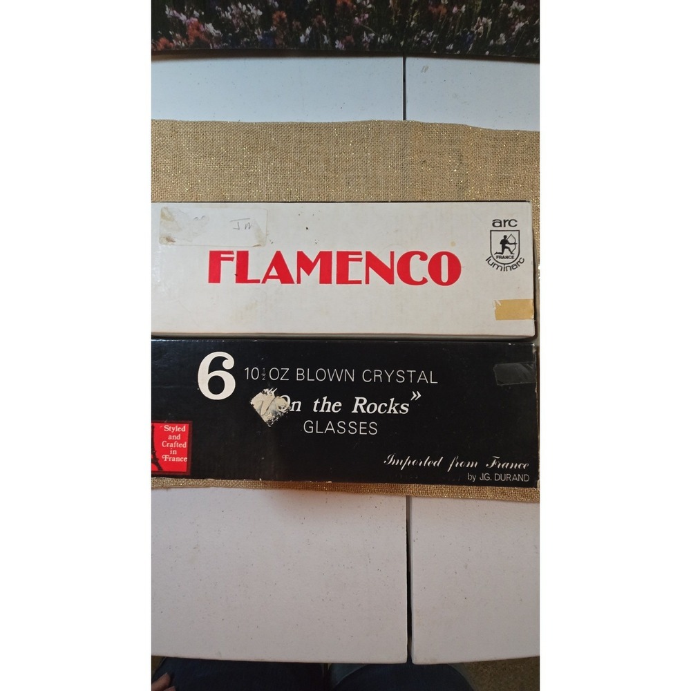 CC-1557. Flamenco glasses